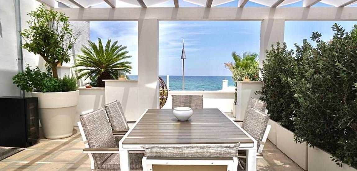 HOUSES AND VILLAS ON THE SEA